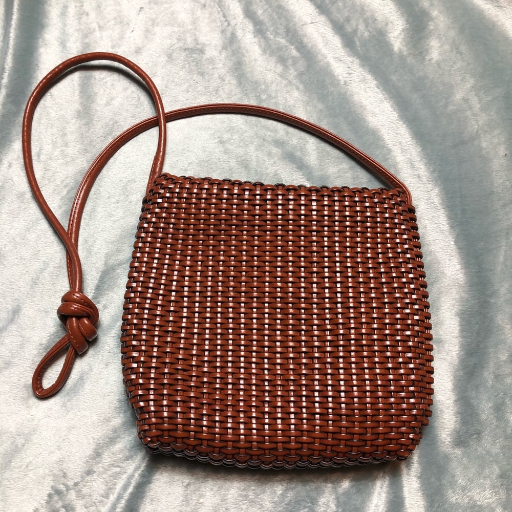 Adorable🎀brown woven cross body!